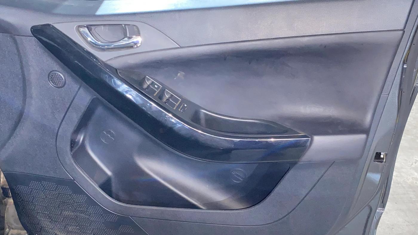 2024 Tata NEXON FEARLESS + SUNROOF DUAL TONE 1.2 PETROL, Petrol, Manual, 4,075 km, Driver Side Door Panels Control