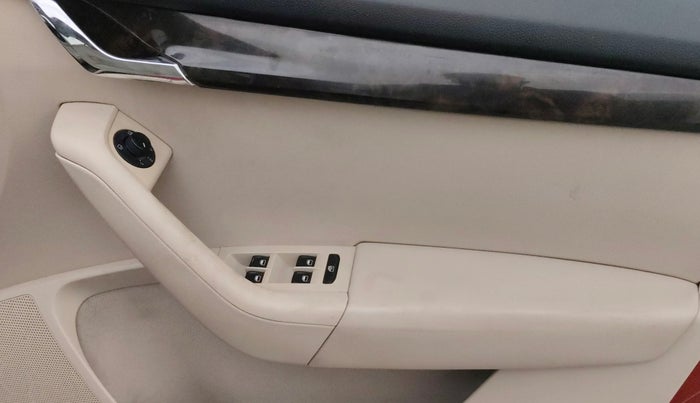 2017 Skoda Octavia STYLE PLUS AT 1.8 TSI, Petrol, Automatic, 1,00,780 km, Driver Side Door Panels Control