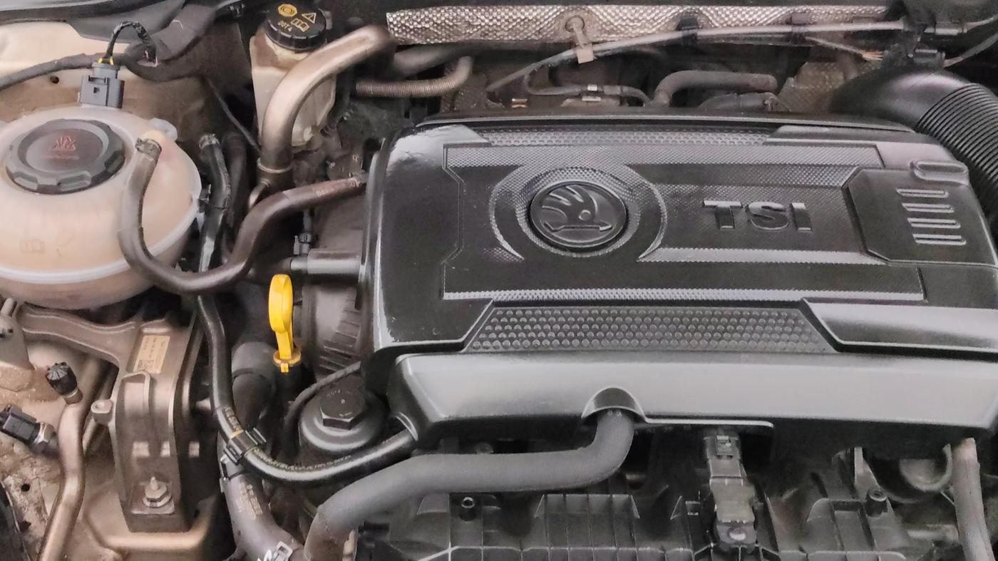 2016 Skoda Octavia AMBITION PLUS AT 1.8 TSI, Petrol, Automatic, 92,840 km, Engine View - Right