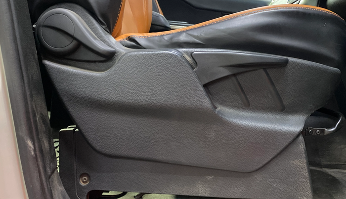 2017 Tata Hexa XMA 4X2 7 STR, Diesel, Automatic, 77,501 km, Driver Side Adjustment Panel