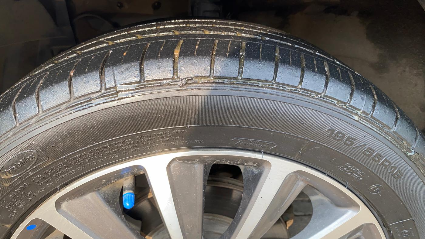 2022 Maruti Ciaz ALPHA  AT 1.5 SHVS PETROL, Petrol, Automatic, 40,947 km, Left Front Tyre Tread