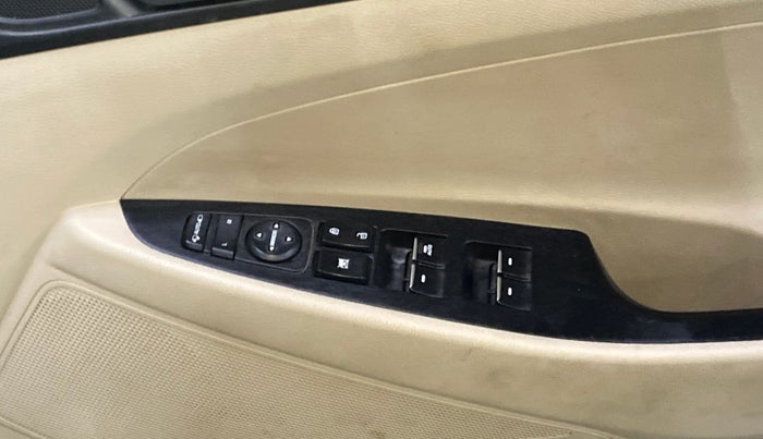 2018 Hyundai Tucson GLS 4WD AT DIESEL, Diesel, Automatic, 1,28,073 km, Driver Side Door Panels Control