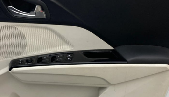 2024 Mahindra XUV 3XO AX5 1.2 L TCMPFi, Petrol, Manual, 5,026 km, Driver Side Door Panels Control