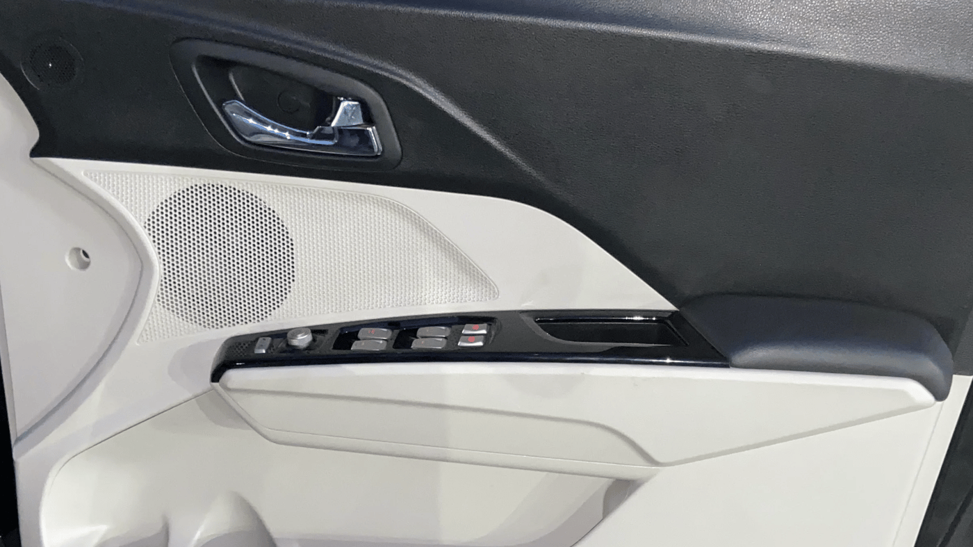 2024 Mahindra XUV300 W8 (O) 1.2 PETROL, Petrol, Manual, 31,207 km, Driver Side Door Panels Control