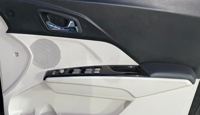 2024 Mahindra XUV300 W8 (O) 1.2 PETROL, Petrol, Manual, 31,207 km, Driver Side Door Panels Control