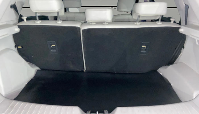 2024 Mahindra XUV300 W8 (O) 1.2 PETROL, Petrol, Manual, 31,207 km, Boot Inside