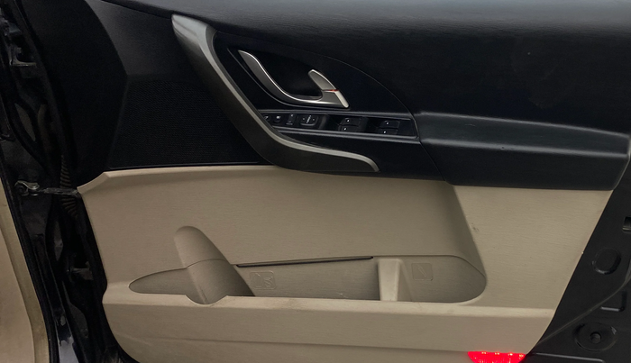 2017 Mahindra XUV500 W10 AT, Diesel, Automatic, 1,11,323 km, Driver Side Door Panels Control