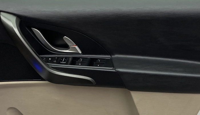 2016 Mahindra XUV500 W8, Diesel, Manual, 1,23,899 km, Driver Side Door Panels Control