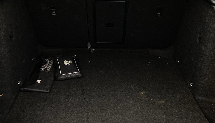 2016 Skoda Octavia STYLE PLUS AT 1.8 TSI, Petrol, Automatic, 65,982 km, Boot Inside