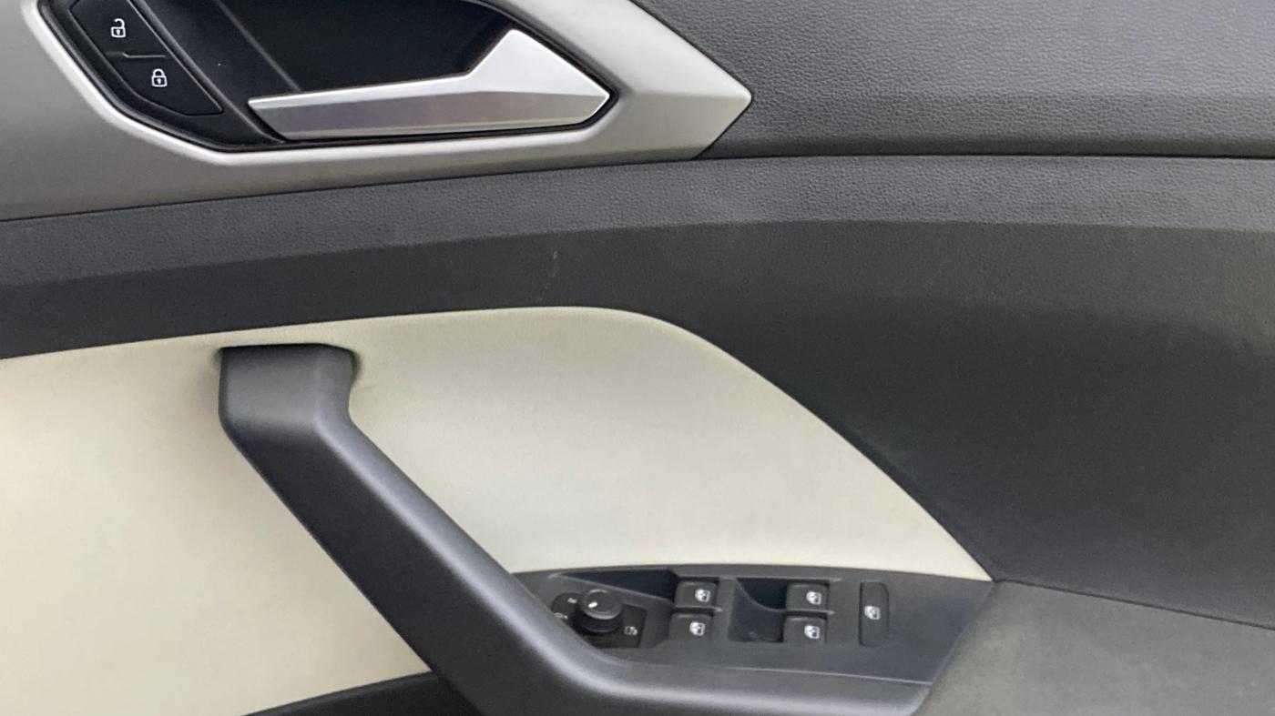 2022 Volkswagen TAIGUN HIGHLINE 1.0 TSI AT, Petrol, Automatic, 28,018 km, Driver Side Door Panels Control