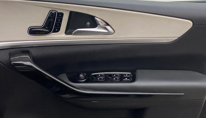 2022 Mahindra XUV700 AX 7 D AT AWD 7 STR, Diesel, Automatic, 1,18,927 km, Driver Side Door Panels Control