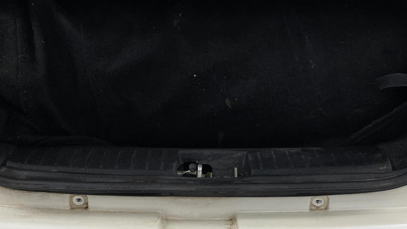 2017 Mahindra Kuv100 K8 6 STR, CNG, Manual, 31,756 km, Boot Inside