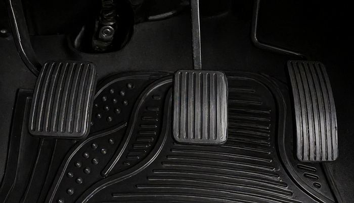 2013 Hyundai i10 MAGNA 1.1, Petrol, Manual, 1,02,588 km, Pedals