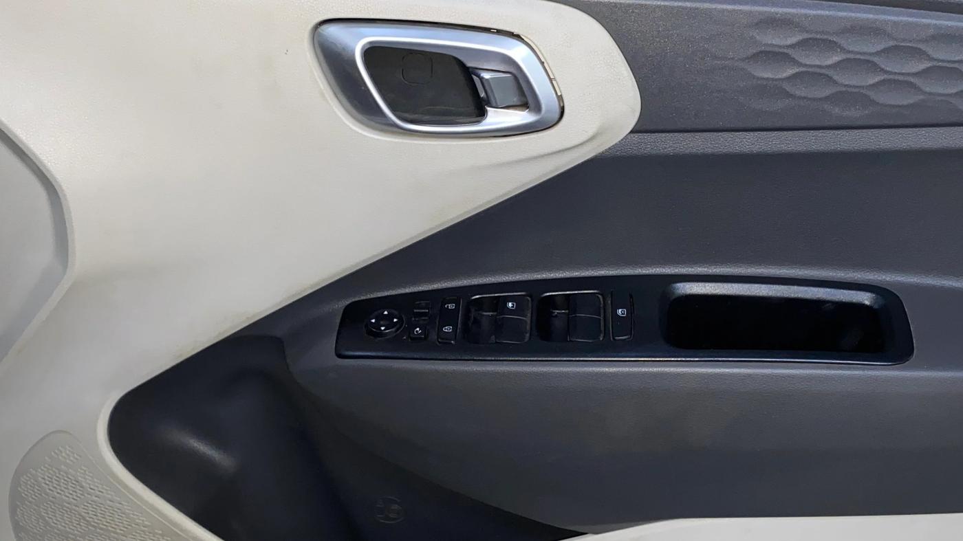 2021 Hyundai AURA SX PLUS 1.2 AMT, Petrol, Automatic, 1,01,354 km, Driver Side Door Panels Control