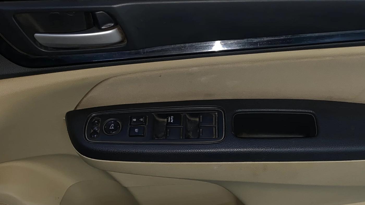 2019 Honda Amaze 1.5L I-DTEC S, Diesel, Manual, 1,34,393 km, Driver Side Door Panels Control