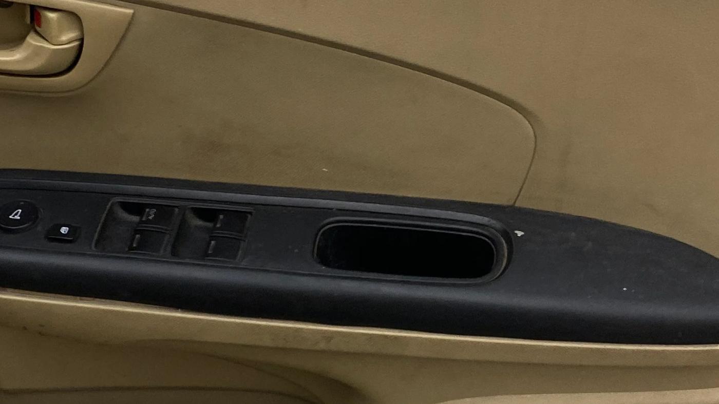 2015 Honda Mobilio 1.5L I-VTEC S, Petrol, Manual, 1,30,509 km, Driver Side Door Panels Control