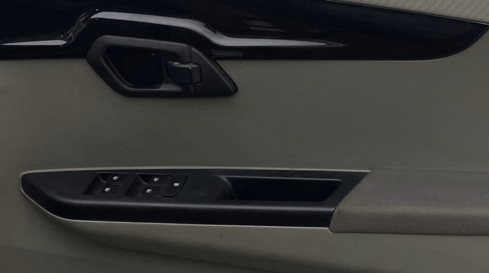 2017 Mahindra Kuv100 K6 PLUS 6 STR, Petrol, Manual, 63,581 km, Driver Side Door Panels Control