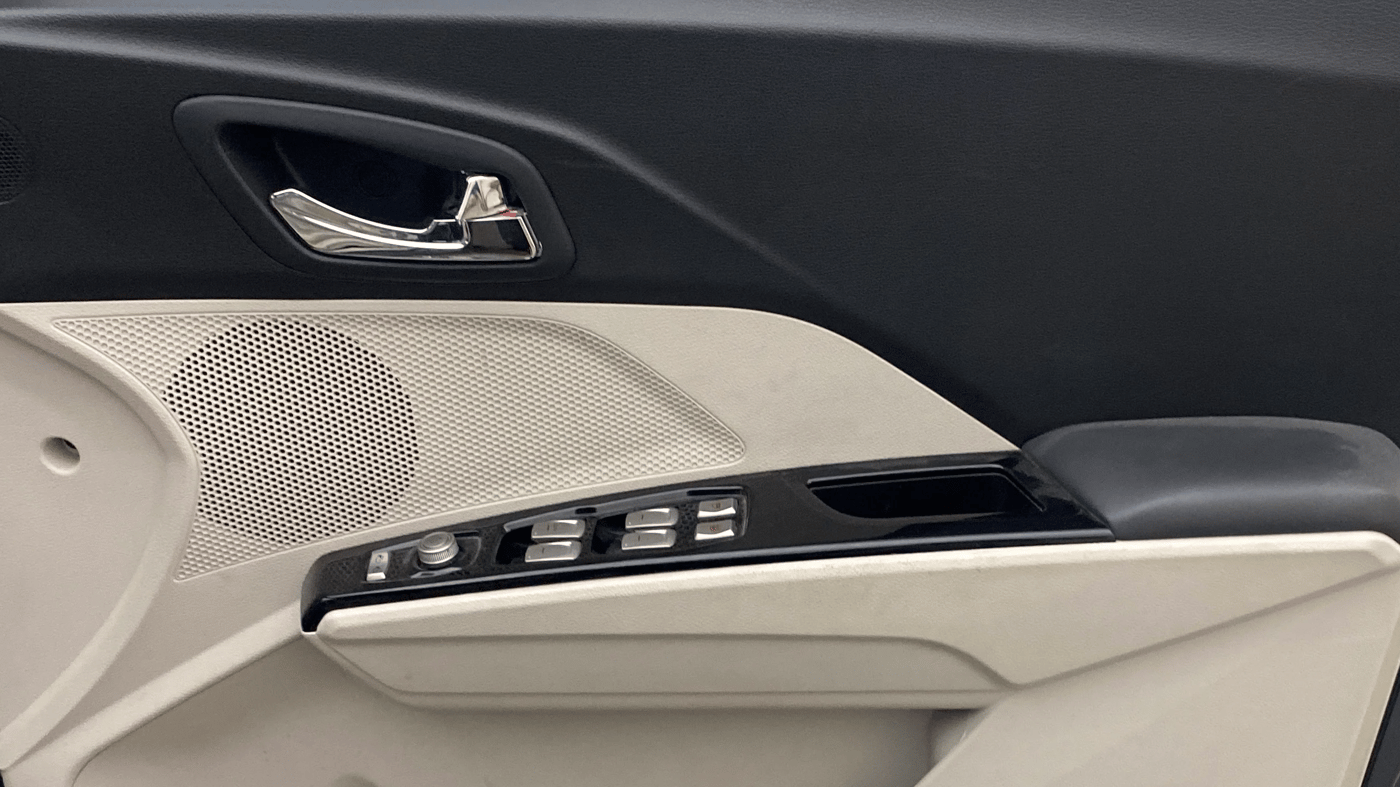 2024 Mahindra XUV300 W8 (O) 1.2 PETROL AMT, Petrol, Automatic, 15,125 km, Driver Side Door Panels Control