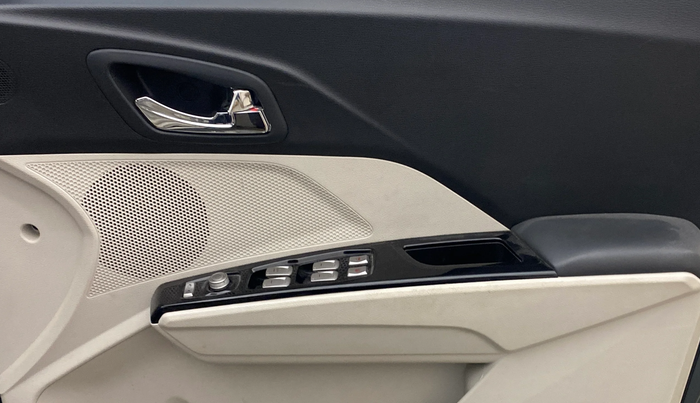 2024 Mahindra XUV300 W8 (O) 1.2 PETROL AMT, Petrol, Automatic, 15,168 km, Driver Side Door Panels Control