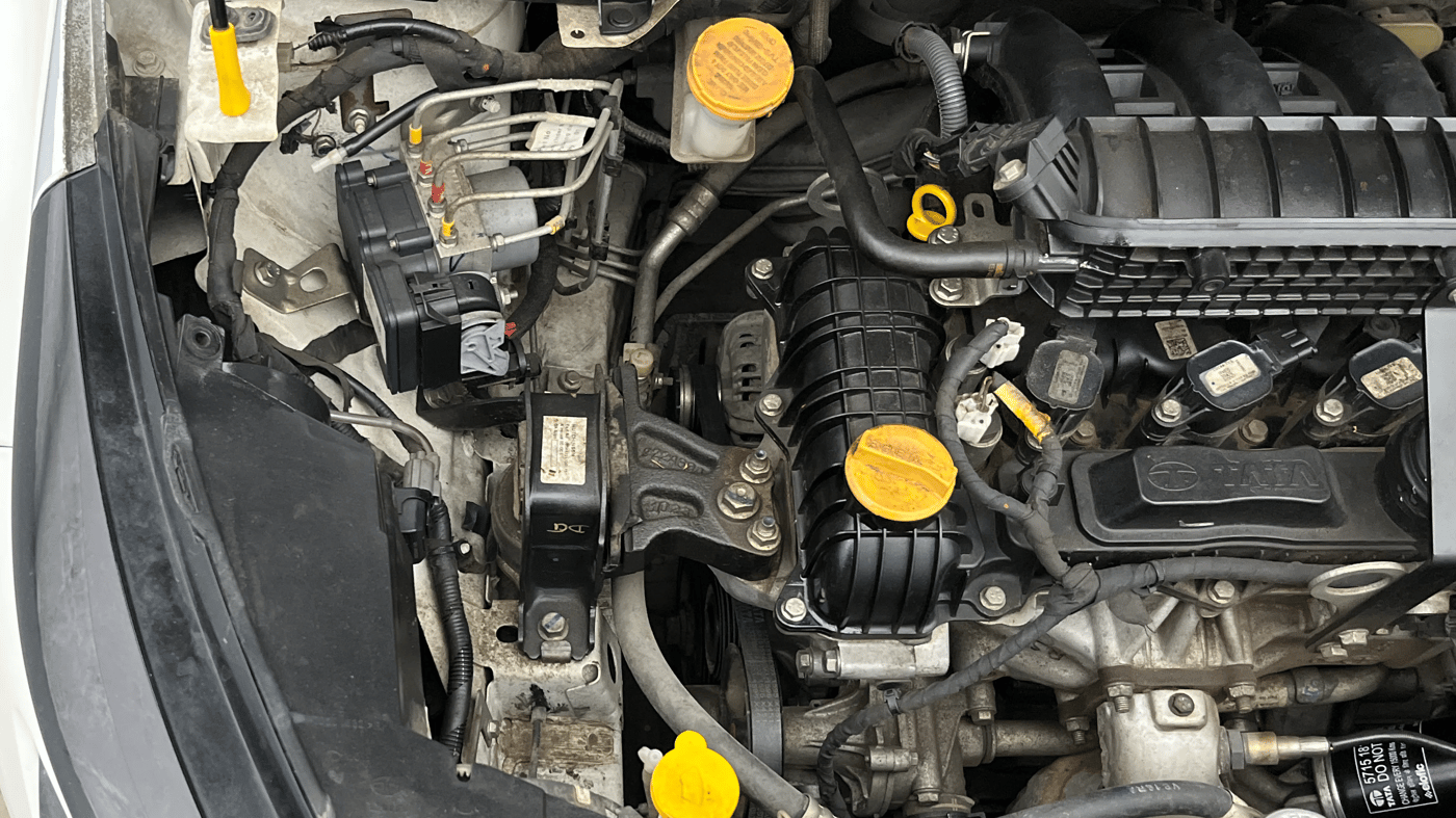 2023 Tata ALTROZ XMA Plus (S) DCT, Petrol, Automatic, 25,446 km, Engine View - Right
