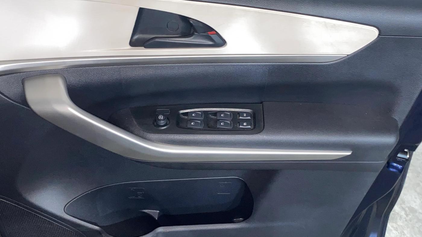2021 Mahindra XUV700 AX 5 P MT 7 STR, Petrol, Manual, 11,809 km, Driver Side Door Panels Control