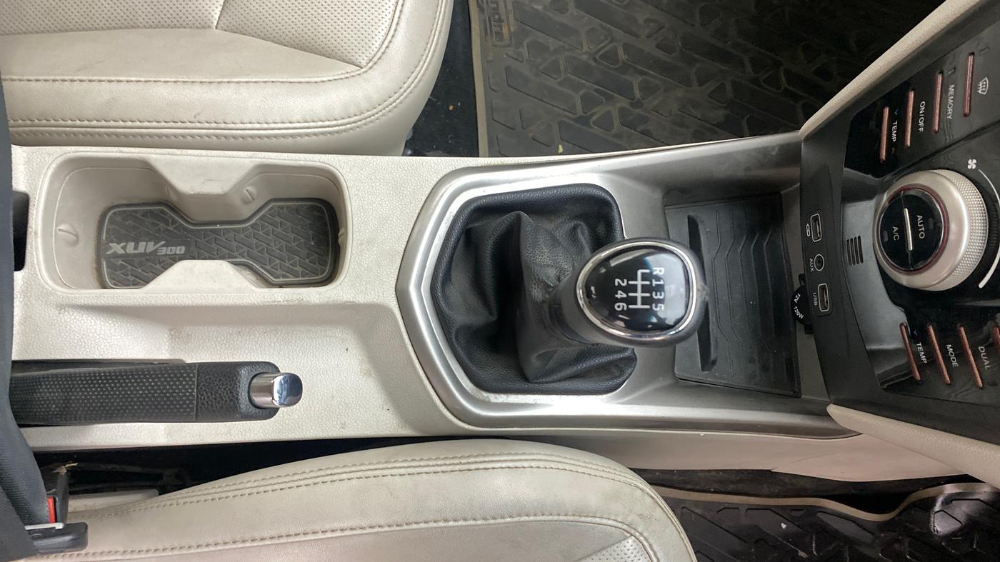 2020 Mahindra XUV300 W8 (O) 1.2 PETROL, Petrol, Manual, 96,192 km, Gear Lever