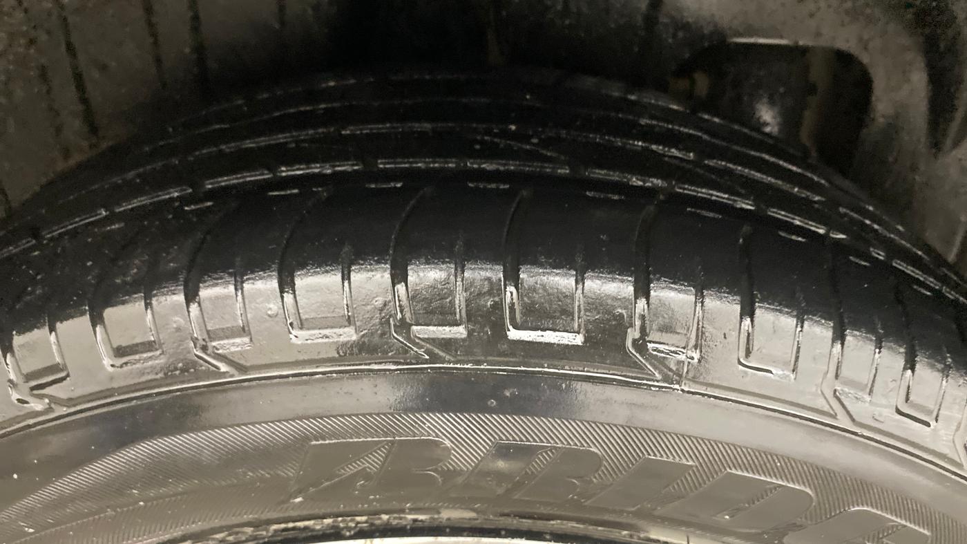 2020 Mahindra XUV300 W8 (O) 1.2 PETROL, Petrol, Manual, 96,192 km, Right Rear Tyre Tread