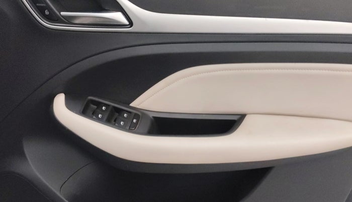 2022 MG ASTOR SHARP 1.5 CVT, Petrol, Automatic, 37,672 km, Driver Side Door Panels Control