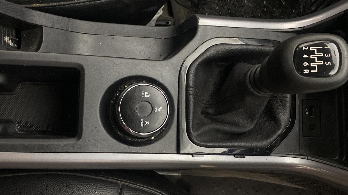 2020 Tata NEXON XM PETROL, Petrol, Manual, 1,48,985 km, Gear Lever