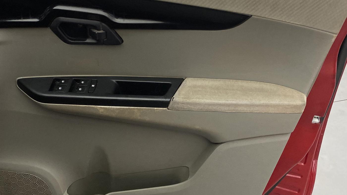2015 Mahindra Kuv100 K6 5 STR, Petrol, Manual, 65,767 km, Driver Side Door Panels Control