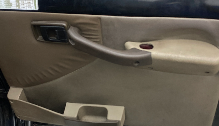2014 Mahindra Bolero SLX BS-III, Diesel, Manual, 94,497 km, Driver Side Door Panels Control