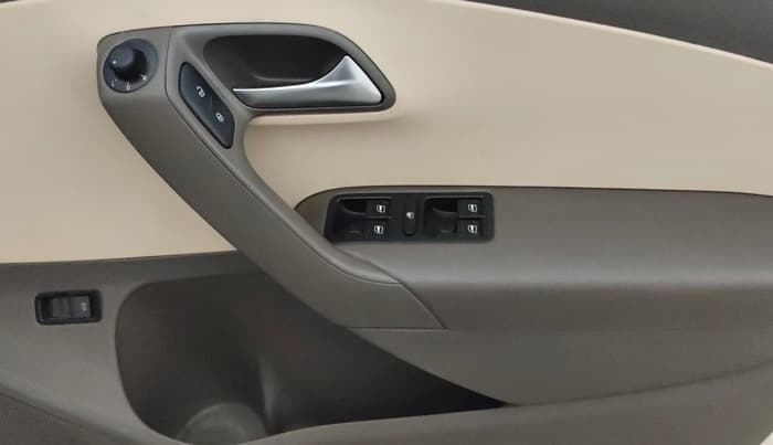 2013 Volkswagen Vento HIGHLINE 1.6 MPI, CNG, Manual, 93,651 km, Driver Side Door Panels Control