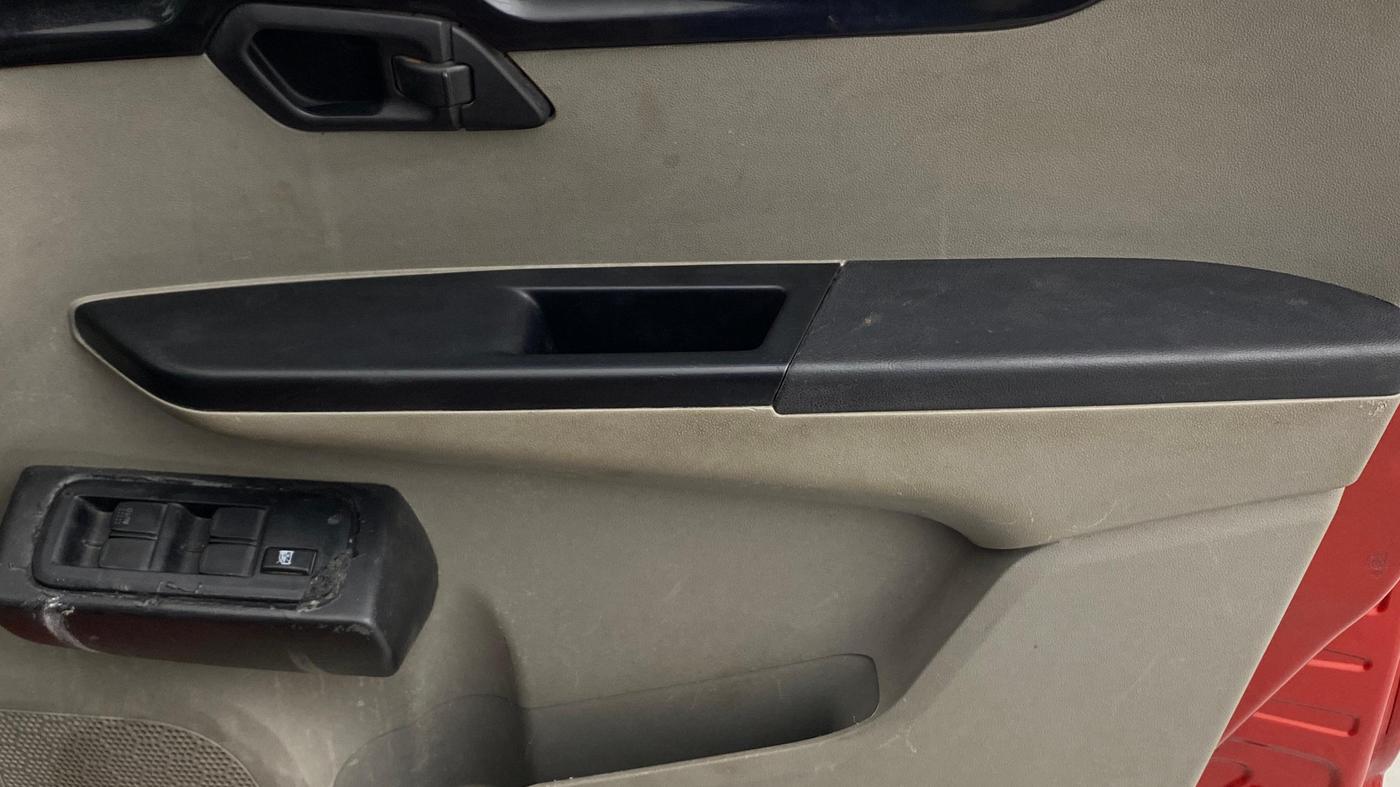 2017 Mahindra Kuv100 K2 PLUS D 6 STR, Diesel, Manual, 86,232 km, Driver Side Door Panels Control