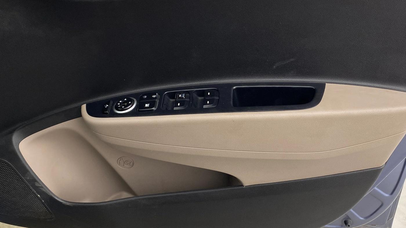 2015 Hyundai Xcent SX AT 1.2 (O), Petrol, Automatic, 50,093 km, Driver Side Door Panels Control