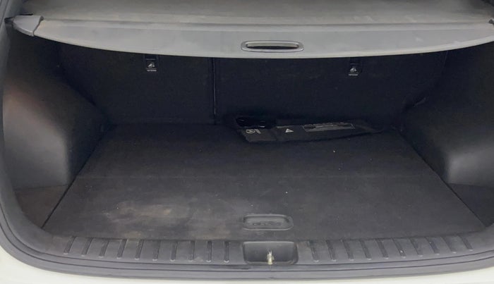 2018 Hyundai Tucson 2WD AT GL DIESEL
, Diesel, Automatic, 1,44,084 km, Boot Inside
