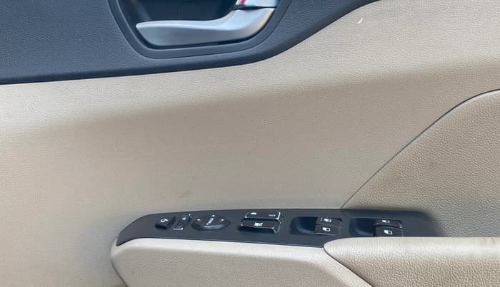 2017 Hyundai Verna 1.6 VTVT SX (O) AT, Petrol, Automatic, 1,07,501 km, Driver Side Door Panels Control