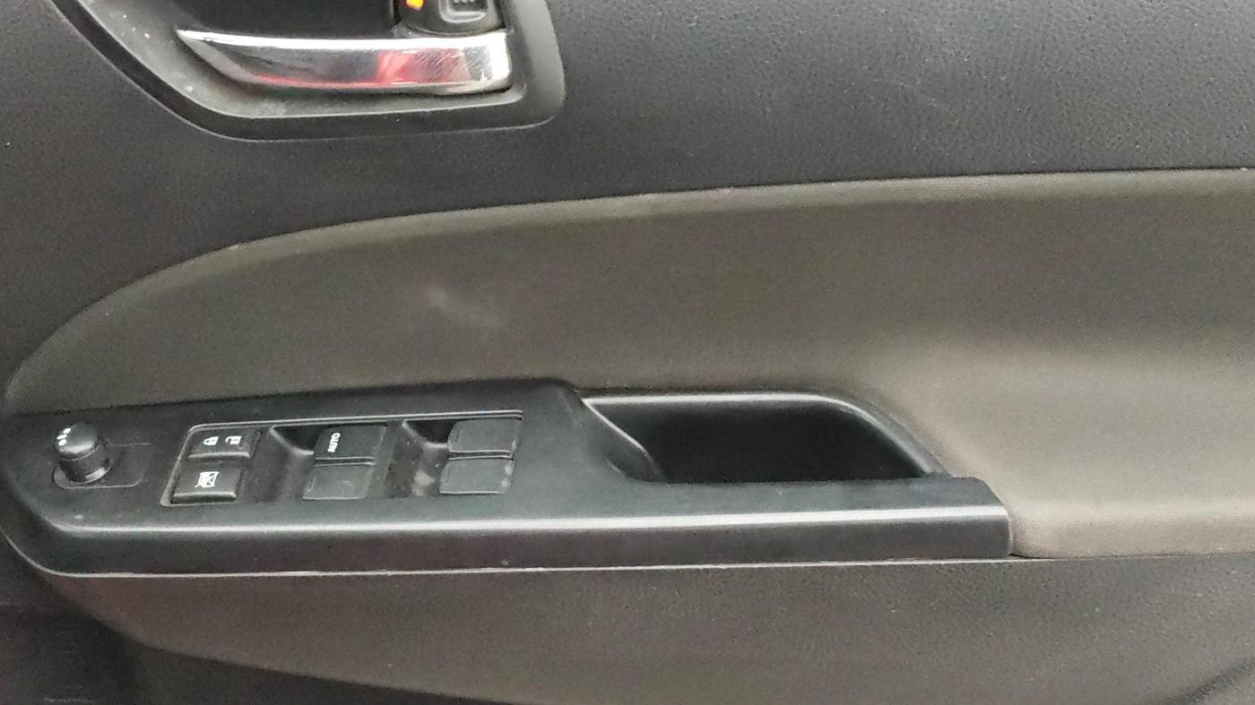 2014 Maruti Swift VXI, CNG, Manual, 41,166 km, Driver Side Door Panels Control