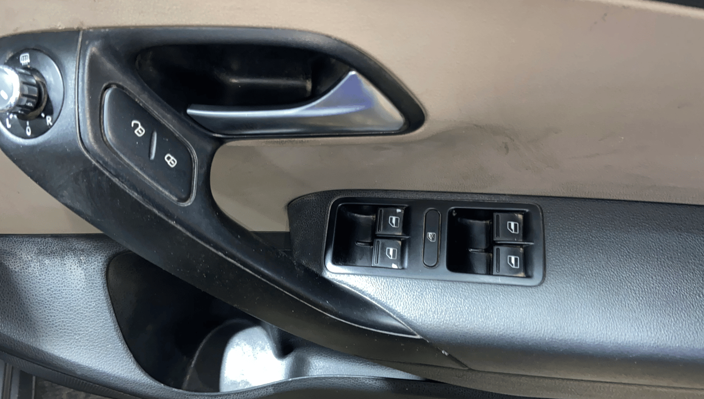 2013 Volkswagen Polo COMFORTLINE 1.2L, Diesel, Manual, 1,05,849 km, Driver Side Door Panels Control