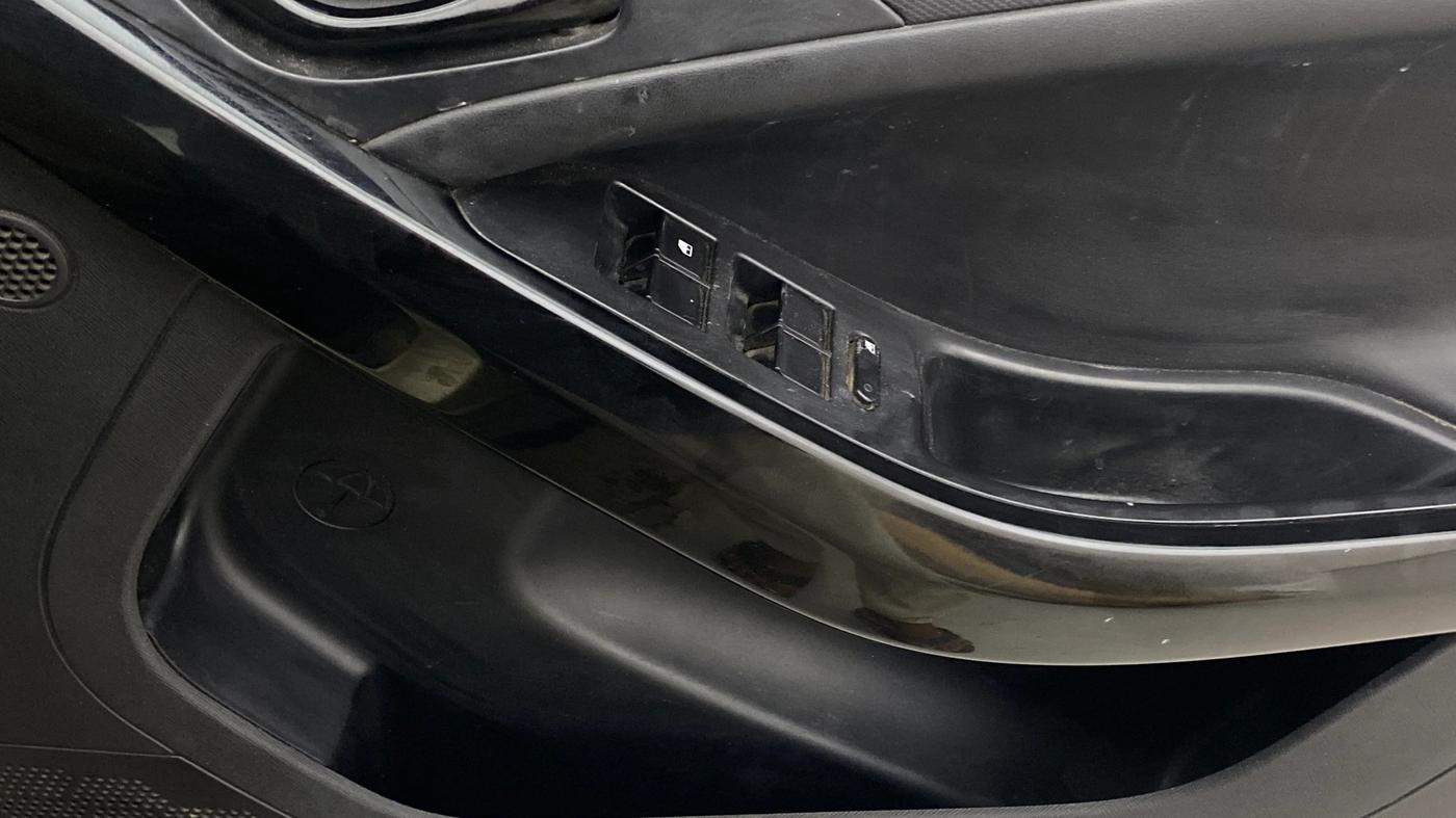2022 Tata NEXON XZA PLUS (PREMIUM) KAZIRANGA DIESEL, Diesel, Automatic, 1,36,650 km, Driver Side Door Panels Control