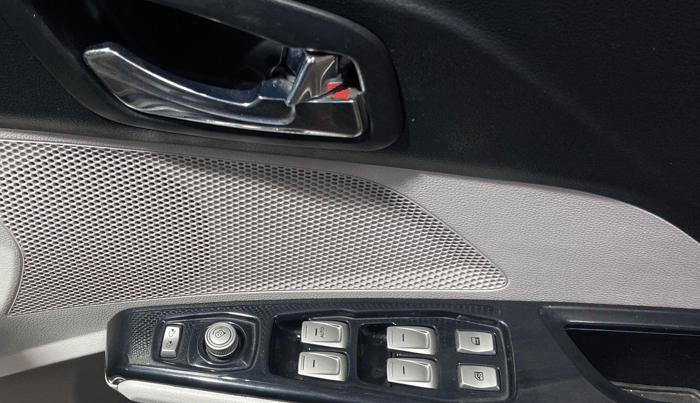 2021 Mahindra XUV300 W8 (O) 1.2 PETROL AMT, Petrol, Automatic, 91,580 km, Driver Side Door Panels Control