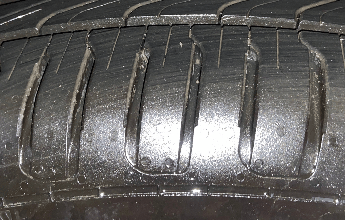 2021 Mahindra XUV300 W8 (O) 1.2 PETROL AMT, Petrol, Automatic, 91,580 km, Left Front Tyre Tread