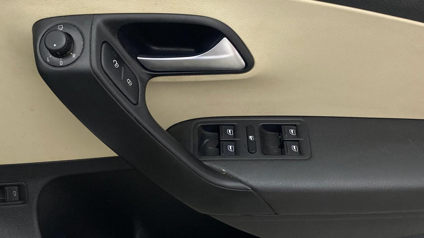 2020 Volkswagen Vento HIGHLINE PLUS 1.0L TSI, Petrol, Manual, 38,452 km, Driver Side Door Panels Control