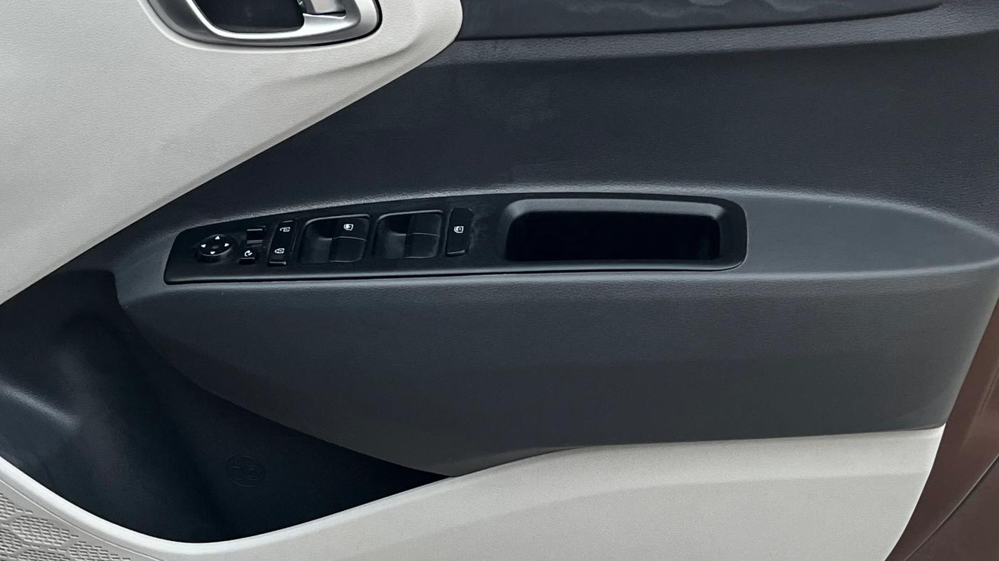 2021 Hyundai AURA SX PLUS 1.2 AMT, Petrol, Automatic, 47,258 km, Driver Side Door Panels Control