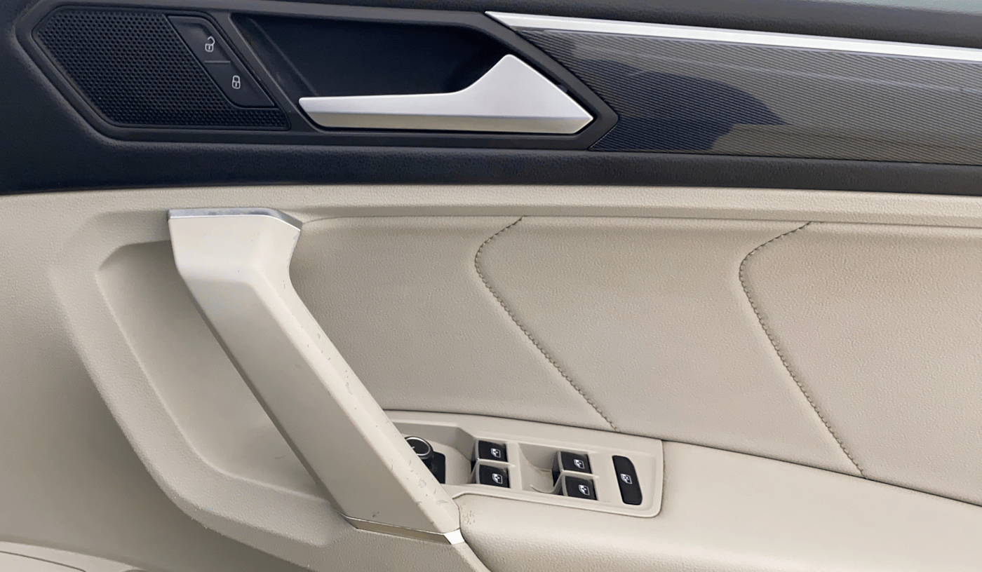 2019 Volkswagen TIGUAN ALL SPACE 2.0 TSI, Petrol, Automatic, 1,20,544 km, Driver Side Door Panels Control