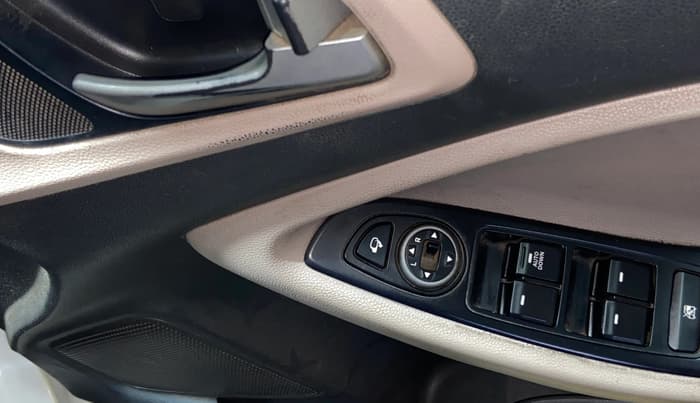 2018 Hyundai Elite i20 ASTA 1.2  CVT, Petrol, Automatic, 1,03,895 km, Driver Side Door Panels Control