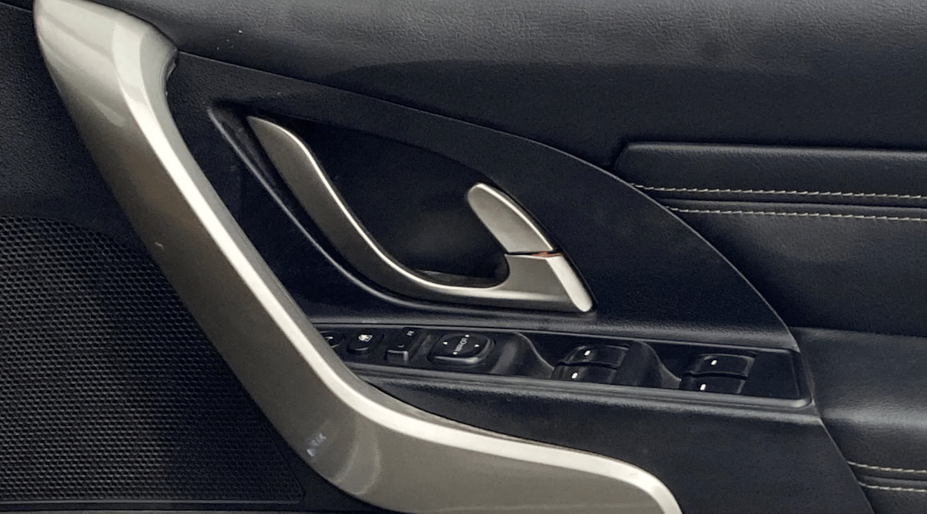 2020 Mahindra XUV500 W11 AT, Diesel, Automatic, 1,40,338 km, Driver Side Door Panels Control