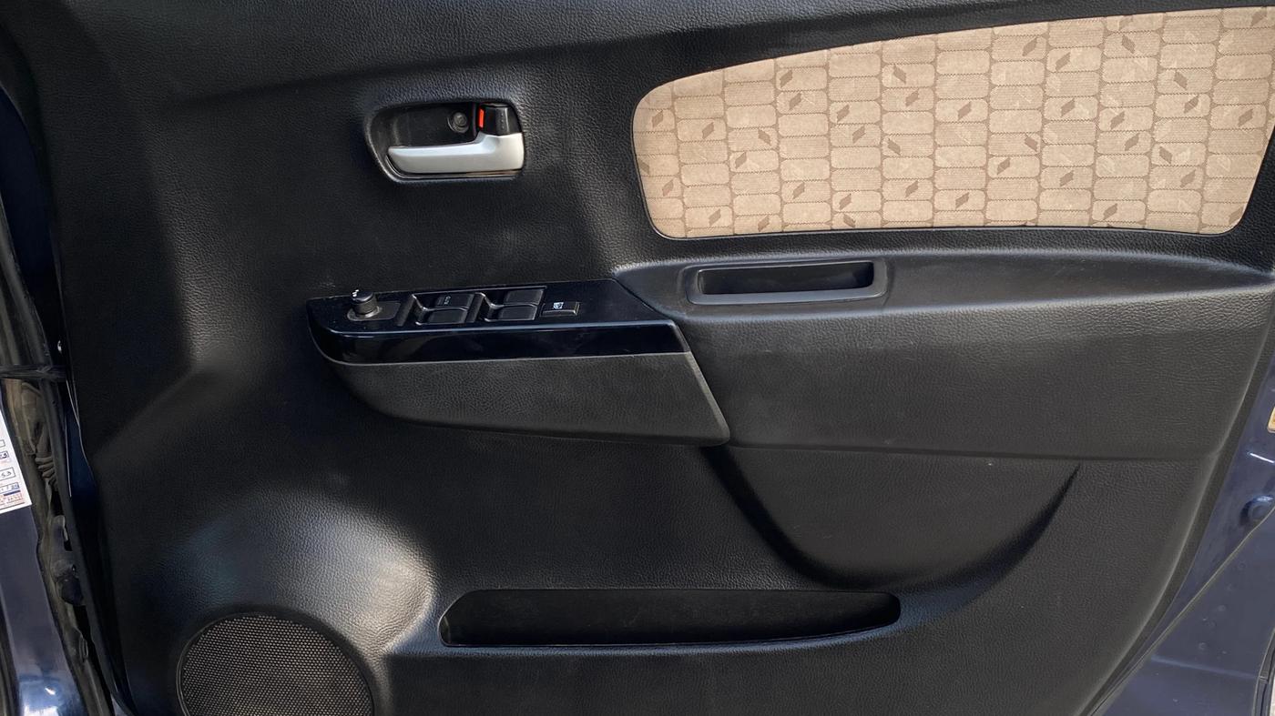 2017 Maruti Wagon R 1.0 VXI + (O) AMT, Petrol, Automatic, 76,352 km, Driver Side Door Panels Control