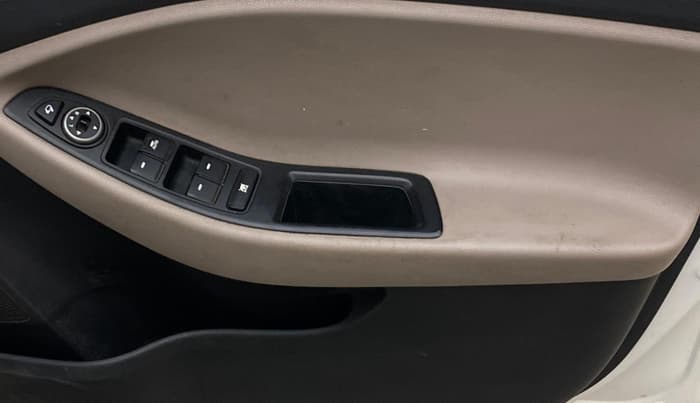 2018 Hyundai Elite i20 ASTA 1.4 CRDI (O), Diesel, Manual, 1,02,647 km, Driver Side Door Panels Control
