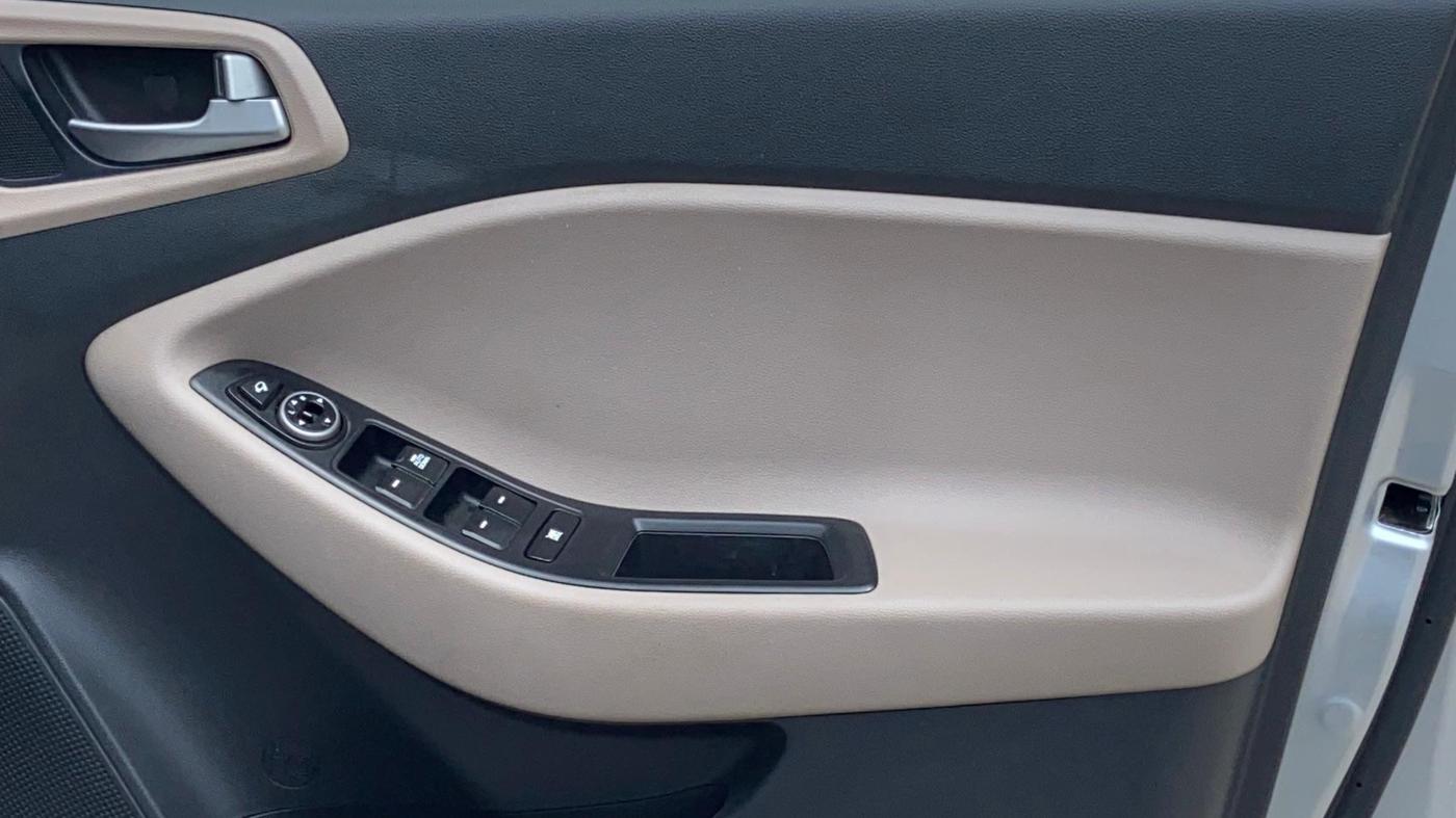 2019 Hyundai Elite i20 SPORTZ PLUS 1.2, Petrol, Manual, 35,759 km, Driver Side Door Panels Control