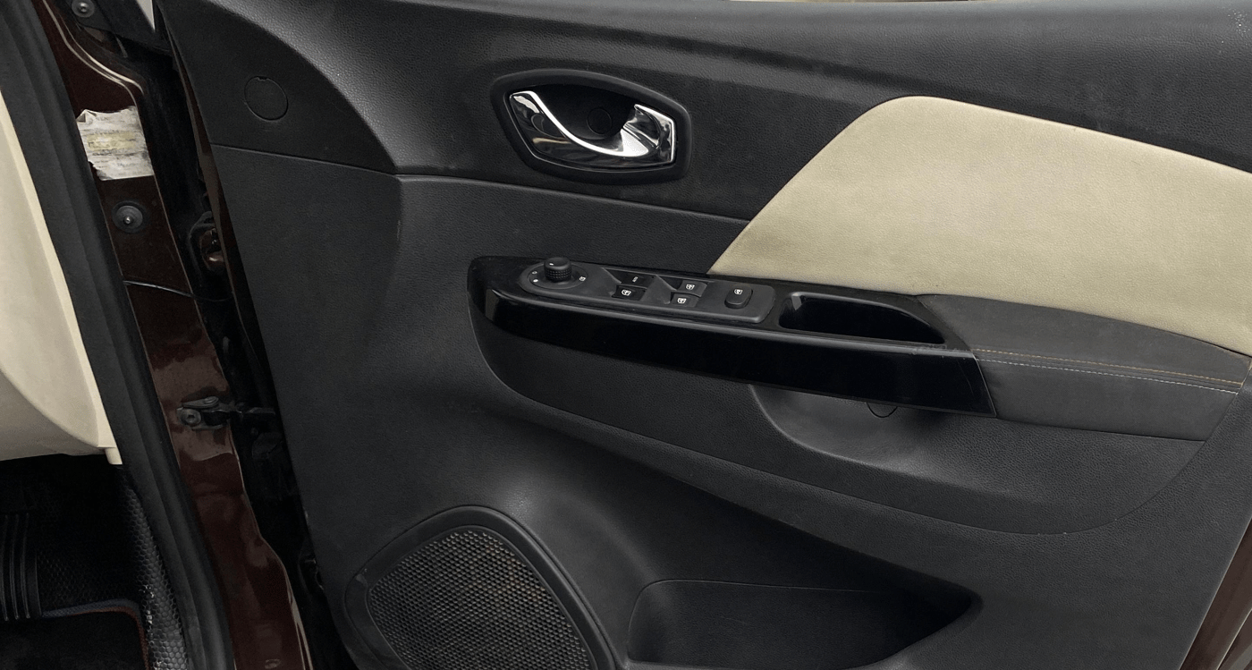2018 Renault Captur RXT PETROL, Petrol, Manual, 1,46,833 km, Driver Side Door Panels Control